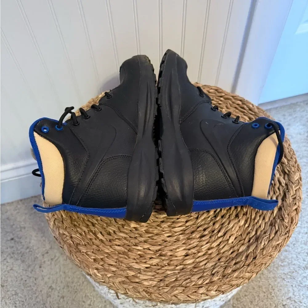 Nike Manoa LTR kids boots in the Black/Black-Sesame-Game Royal. Size 3Y